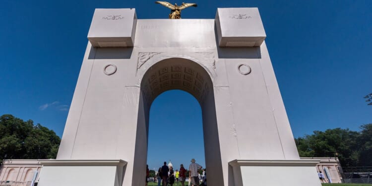 Monument or military outpost? Feds mum on Trump plan to arm triumphal arch with drones, snipers