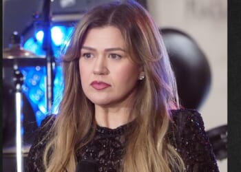 Kelly Clarkson's feud with a New York toy shop has reached new heights.