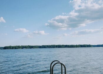 Man jumps in North Carolina lake, pretends he can't swim to avoid arrest