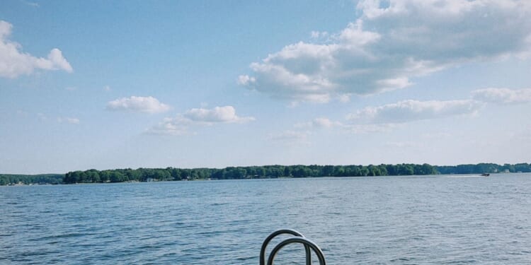 Man jumps in North Carolina lake, pretends he can't swim to avoid arrest