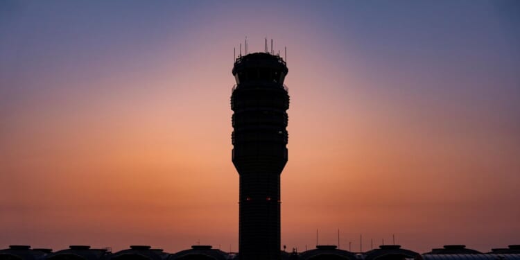 Reagan National flights halted after bomb threat aboard United Airlines jet