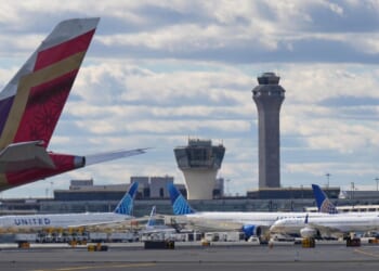 Trump offers $10K bonus to air traffic controllers who worked during shutdown