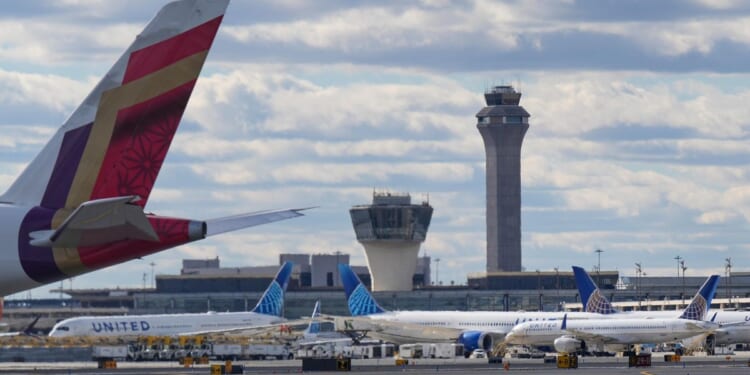 Trump offers $10K bonus to air traffic controllers who worked during shutdown