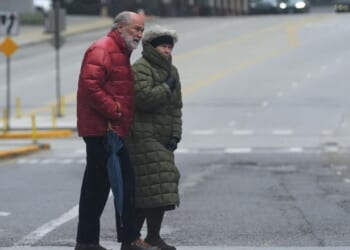 Arctic air hits much of U.S., brings snow to some areas and very chilly temperatures to Florida