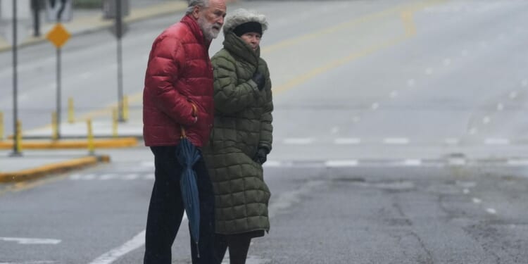 Arctic air hits much of U.S., brings snow to some areas and very chilly temperatures to Florida