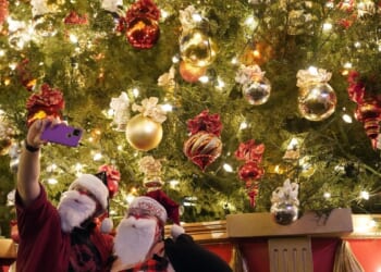 Deck the malls: Tariffs, economic doubts won't flatten holiday shopping season, forecasters say