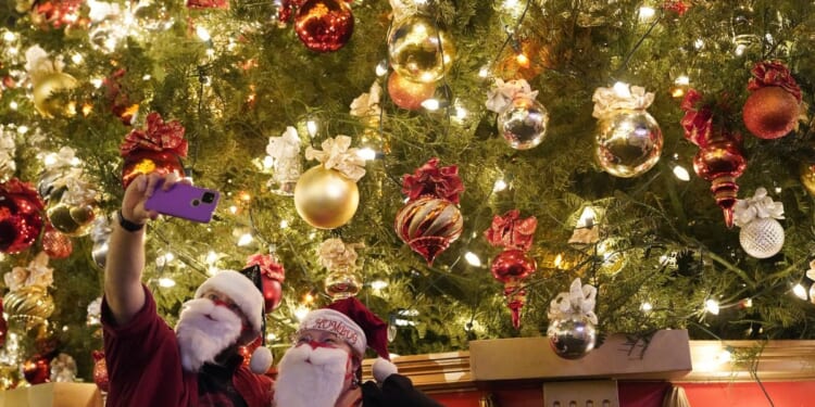 Deck the malls: Tariffs, economic doubts won't flatten holiday shopping season, forecasters say