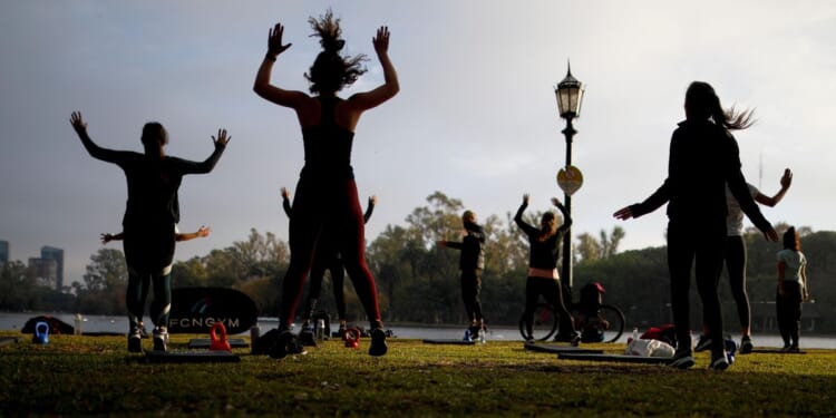 Pandemic fitness trend continues: Americans embrace calisthenics done at home