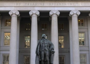 Federal workforce grows slowly while pay skyrockets, new report shows