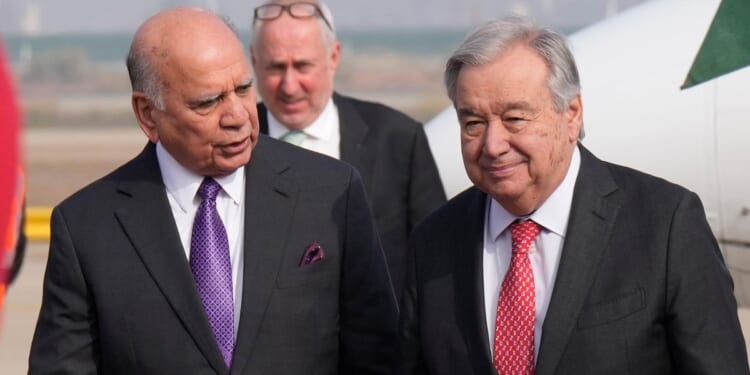 UN chief visits Iraq to mark end of mission set up after 2003 invasion