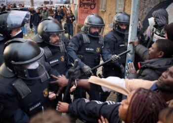 Police in Spain evict hundreds of migrants from abandonded building deemed unsafe