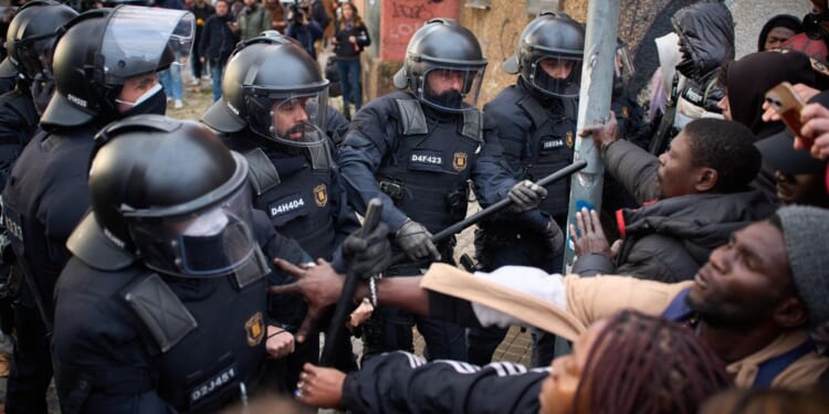 Police in Spain evict hundreds of migrants from abandonded building deemed unsafe