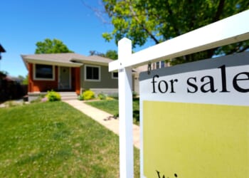 Average U.S. long-term mortgage rate edges lower, remaining near year's low