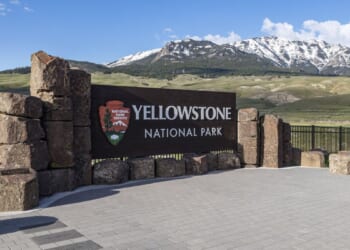 Eruption at Yellowstone's Black Diamond Pool captured on video