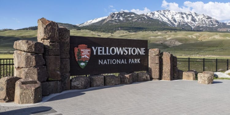 Eruption at Yellowstone's Black Diamond Pool captured on video