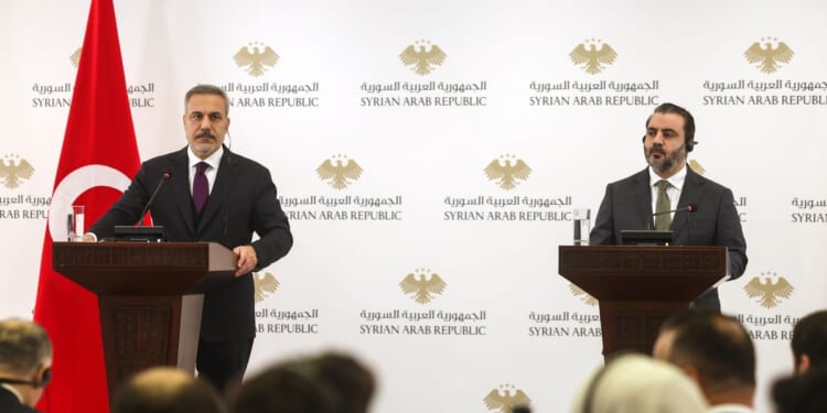 Top Turkish officials visit Syria ahead of deadline for Kurdish integration