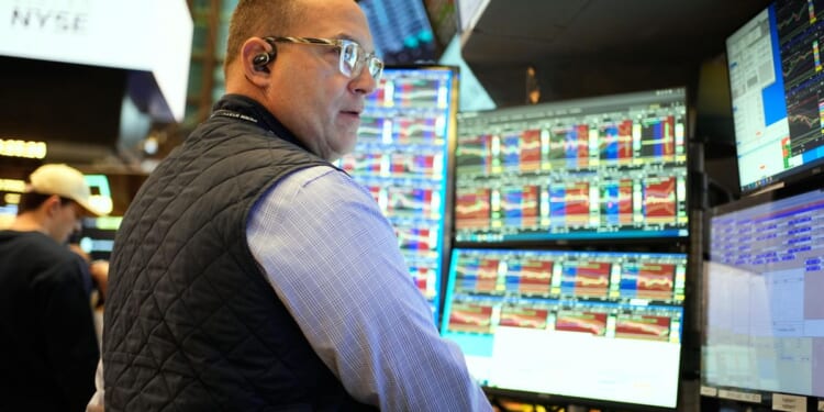 U.S. stocks holding near their records after mixed reports on economic growth, consumer confidence