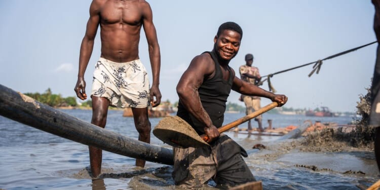 Lagos reshapes its coast by dredging and puts environment at risk