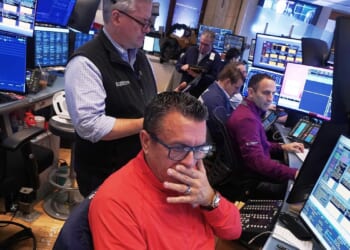 Wall Street edges back from its records as Delta, JPMorgan Chase kick off earnings season