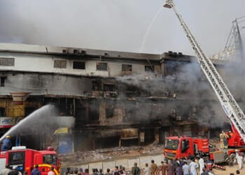 6 fatalities after fire at a shopping plaza in the Pakistani city of Karachi