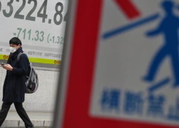 After Trump warns of higher tariffs for 8 countries over Greenland issue, U.S. futures sink