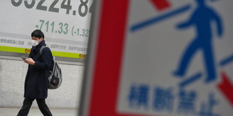 After Trump warns of higher tariffs for 8 countries over Greenland issue, U.S. futures sink