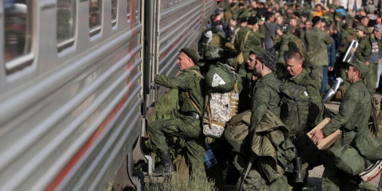 Russia offers bonuses, frees prisoners and lures foreigners to replenish its troops in Ukraine