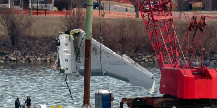 Reagan Airport air traffic controller 'overwhelmed' moments before midair collision