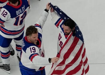 Golden men's hockey team lands at White House ahead of State of the Union