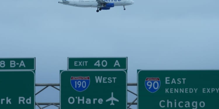 FAA says airlines overscheduled flights at Chicago's O'Hare, wants to pare them