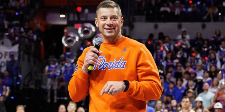 Florida coach Jon Sumrall's photoshoot with a 7-foot alligator includes some tense moments