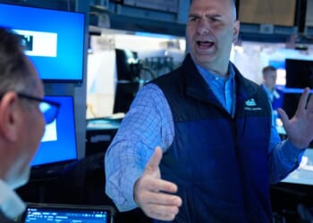 Airlines help lift the U.S. stock market, even as oil prices rise again