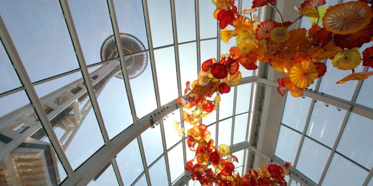 Man charged for assault, causing $240,000 in damage at Seattle glass museum