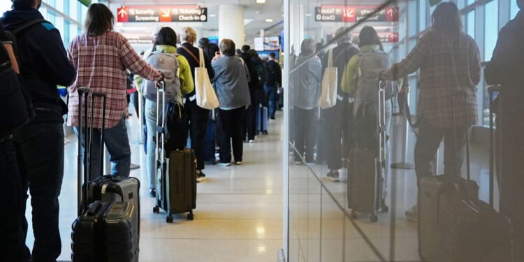 TSA warns that smaller airports could close amid marathon security wait times