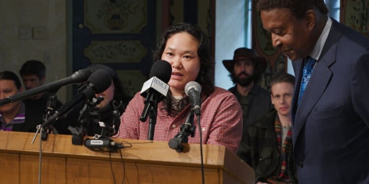 A Minneapolis woman recounts death of Alex Pretti as lawyers eye a class action lawsuit