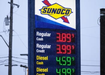 As fuel prices rise, U.S. lawmakers push to suspend the federal gas tax