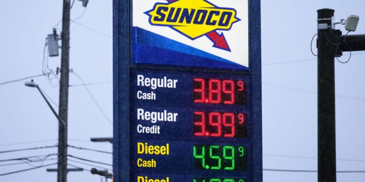 As fuel prices rise, U.S. lawmakers push to suspend the federal gas tax