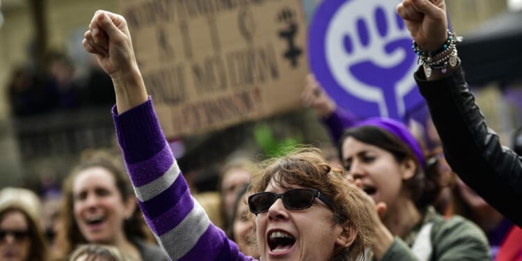 Gender pay gap widens to 81 cents