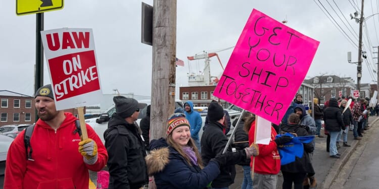Navy shipyard workers approve a contract deal with Bath Iron Works, ending weeklong strike