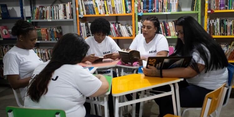 Brazilian inmates find relief and reduce sentences through reading