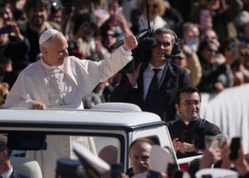 Flyers fans have faith as run at playoff spot follows family’s jersey gift to Pope Leo XIV