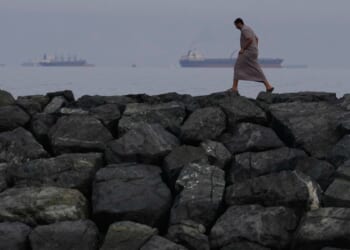 U.S. sends Navy destroyers through Strait of Hormuz with aim to demine it