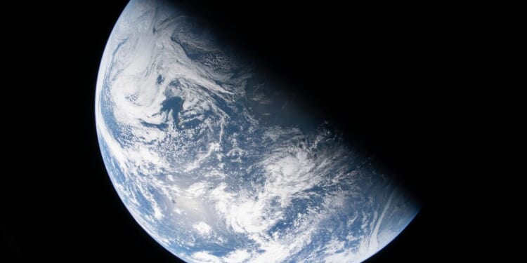 NASA, Voyager plan 2028 private astronaut mission to space station