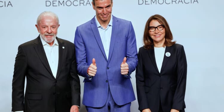 Progressive leaders rally in Barcelona to defend the traditional liberal order