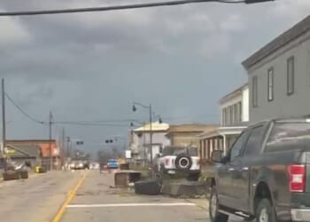 Powerful winds and reported tornadoes rip through the Midwest, leaving heavy damage but no deaths