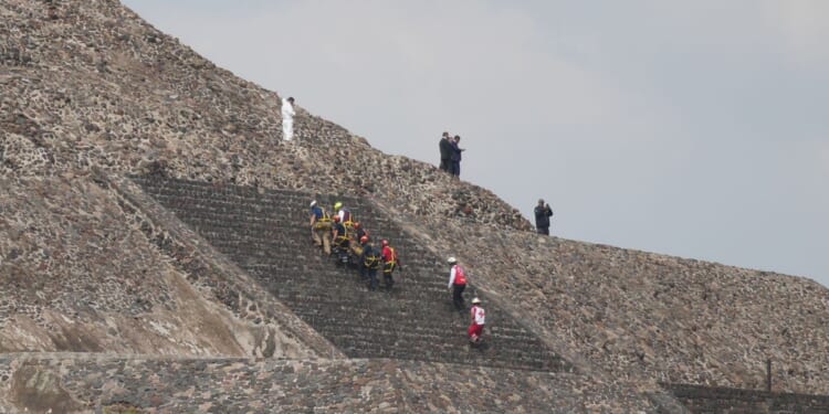 Shooting at pyramids north of Mexico City leaves 1 Canadian tourist dead, injures 6 people
