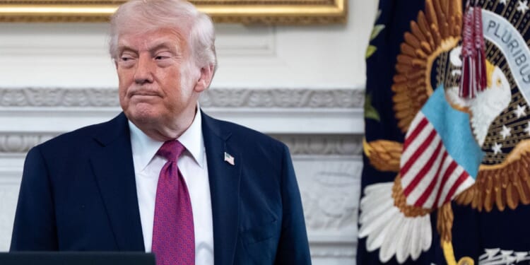 Trump’s economic approval rating craters to 30%: Poll