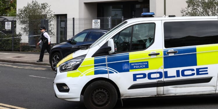 A police officer takes part in an investigation following an attack on Finchley Reform Synagogue in the North Finchley area of north London, on April 15, 2026, in the early hours of the morning.