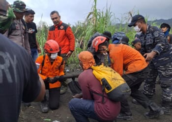 Bodies retrieved from Indonesian volcano after eruption kills 3 hikers