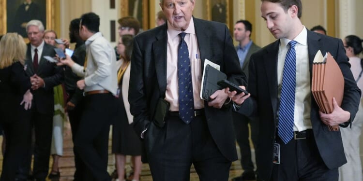 Senators unanimously back measure to suspend their pay during government shutdowns